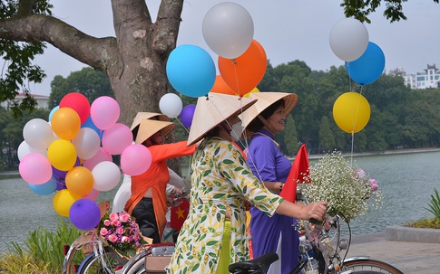 Hà Nội thời tiết bất ngờ nắng đẹp, chị em tíu tít "bung lụa" với áo dài nhân ngày Phụ nữ Việt Nam