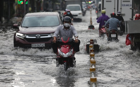 Nhiều tuyến đường ở Sài Gòn ngập nặng sau cơn mưa chiều ngày 20/10