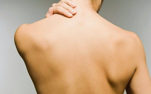 Ông chồng lộ chuyện ngoại tình từ... cái mụn ở lưng