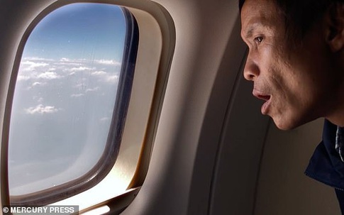 Biểu cảm của "người rừng Hồ Văn Lang" lần đầu tiếp xúc thế giới văn minh được truyền thông quốc tế đăng tải khiến nhiều người xúc động