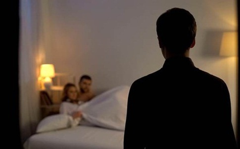 Bắt tại trận vợ và bạn thân nhất ngoại tình, người đàn ông làm điều khiến vợ xấu hổ đến tận cùng