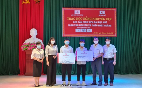 Đại học Huế trao học bổng cho hai sinh viên mồ côi ở Hà Tĩnh