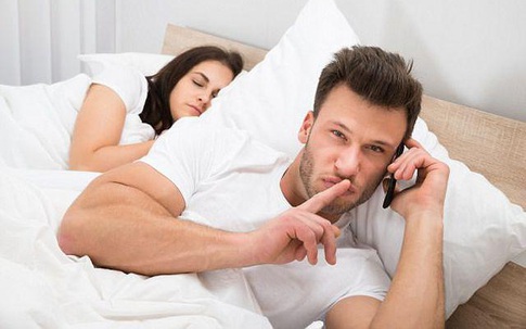 Đang yên lành vợ đòi ly hôn, tôi quát hỏi lý do thì cô ấy mở ngăn kéo ném ra một món đồ tế nhị rồi bật khóc