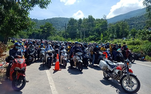 Lực lượng chức năng Huế, Quảng Trị căng mình hỗ trợ hàng nghìn người từ các tỉnh phía Nam về quê