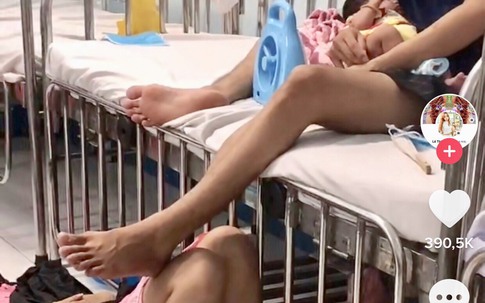 Chồng bế con suốt đêm cho vợ ngủ đến mức thiếp đi: Khoảnh khắc khiến cả phòng bệnh xôn xao