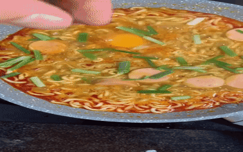 Nấu mì tôm chỉ cần thêm nguyên liệu nhà nào cũng có này thì đảm bảo ngon lạ xuất sắc: Thử 1 lần, "nghiện" luôn!