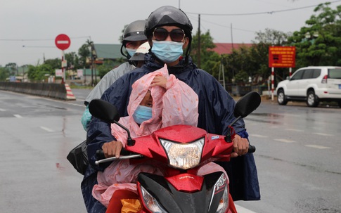 Những đứa trẻ và hành trình thiên lý “đội nắng, dầm mưa” cùng người thân hồi hương