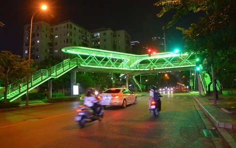 Hà Nội: Ngỡ ngàng vẻ đẹp lung linh, rực rỡ của cây cầu vượt chữ Y
