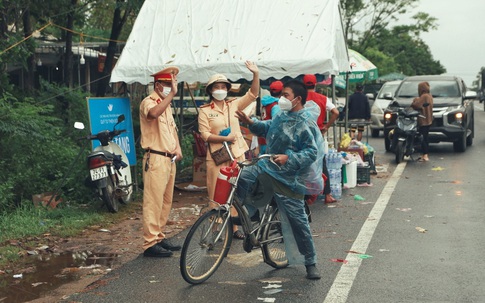 Chàng trai đi xe đạp từ TP.HCM về quê đến Quảng Trị thì được tặng xe máy