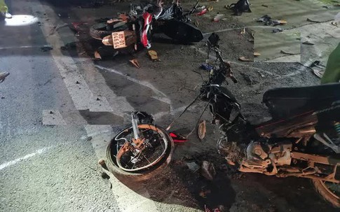 Hai xe máy tông nhau làm 2 người chết, 3 trọng thương