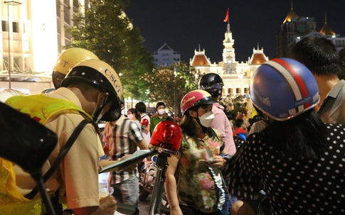Nhiều người bị CSGT xử phạt khi tham gia lễ hội hoá trang tại phố đi bộ