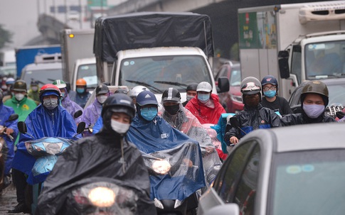 Người dân Hà Nội chật vật nhích từng cen-ti-mét trên con đường ùn tắc từ sáng đến tối