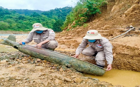 Quảng Trị: Phát lộ 2 quả bom "khủng" sau mưa lớn