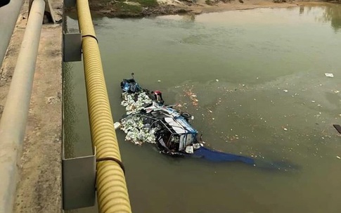 Ô tô đi trên cao tốc Nội Bài - Lào Cai tông gãy lan can cầu, rơi xuống nước