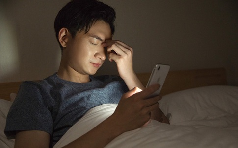18 tuổi liệt nửa người do thức đêm dùng điện thoại, chuyên gia khuyến cáo dừng ngay thói quen này