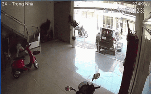 Chồng đâm cửa kính vỡ toang khi lùi ô tô vào nhà: Hành động vô tư của vợ gây "thảm họa"