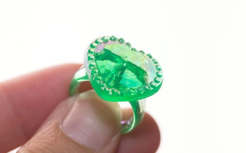 Nửa đêm gọi bạn gái dậy để cầu hôn, người đàn ông khiến cô bật khóc tại chỗ vì tức tối sau khi nhìn thấy chiếc nhẫn "bất bình thường"!