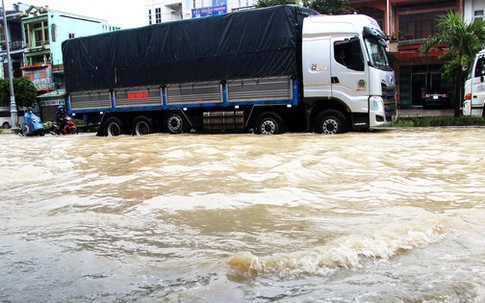 Cận cảnh ngập lụt, sạt lở núi 'bủa vây' TP Quy Nhơn