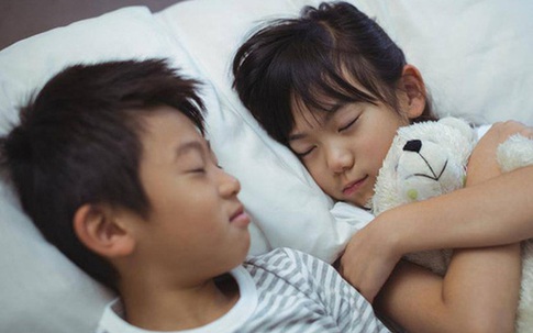 Để con trai và con gái ngủ chung với nhau hơn chục năm, bỗng nghe con thốt lên 1 câu, bà mẹ hốt hoảng ngay lập tức tách phòng