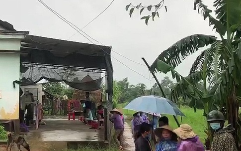 Cháu bé 4 tuổi đang chơi ở sân bị dao bay trúng cổ tử vong