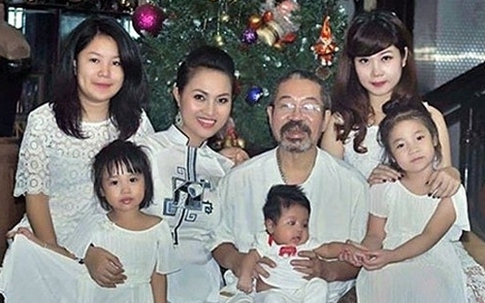 NSND Lê Hùng U70 hạnh phúc bên vợ trẻ kém 32 tuổi và các con