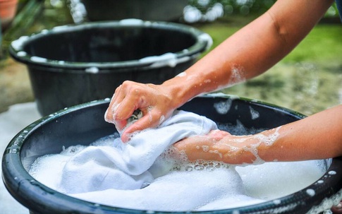 Nữ nhà văn bắt con trai phải dọn bữa tối, cọ nhà vệ sinh, giặt đồ như con gái, lý do chị đưa ra khiến nhiều cha mẹ phải nghĩ lại cách dạy con của mình