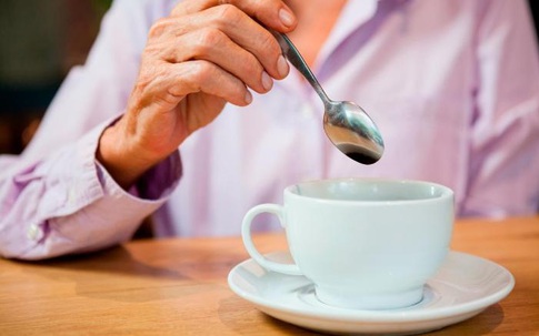 Uống trà hay cà phê vào buổi sáng có thể làm giảm nguy cơ đột quỵ và sa sút trí tuệ nhưng uống bao nhiêu là đủ?