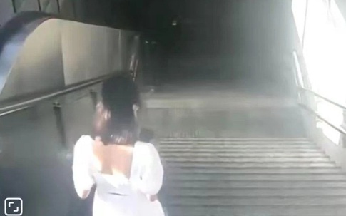 Cô gái mải bấm điện thoại ngã phô cả nội y, thanh niên đi ngang qua nhưng ngó lơ vì một lý do được dân mạng đồng tình