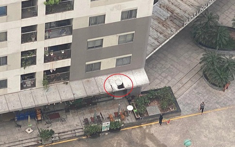 Kinh hoàng người đàn ông rơi từ tầng 12 chung cư xuống thủng mái che quán cà phê tử vong