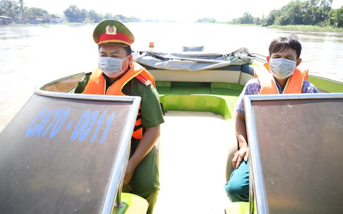 Trung úy công an lao xuống sông cứu nam thanh niên nhảy cầu tự tử