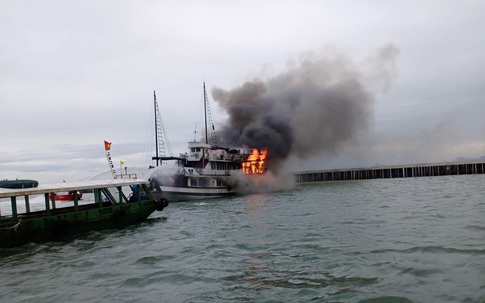 Quảng Ninh: Hình ảnh 2 tàu du lịch bất ngờ bốc cháy trên vịnh Hạ Long