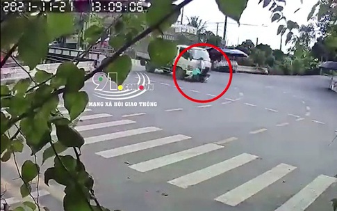 Thiếu quan sát tại ngã tư, hai thanh niên bị nữ tài xế xe tải hất văng