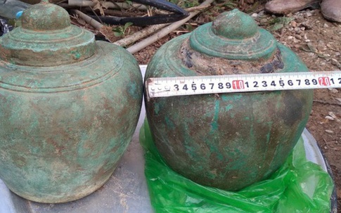 Phát hiện 2 hũ kim loại cổ ở Yên Tử