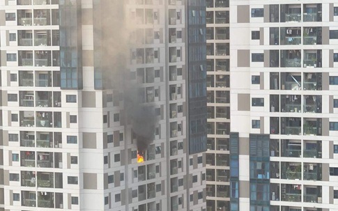 Hà Nội: Cháy kinh hoàng căn hộ chung cư cao cấp, ngọn lửa bốc lên dữ dội kèm khói đen bao trùm khiến hàng trăm cư dân hoảng hốt