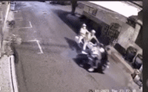 Tông rơi yếm xe CSGT trong lúc bị truy đuổi, thanh niên chở bạn gái vội chạy thoát thân