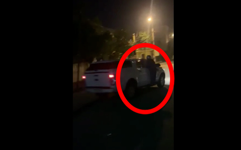 Vợ đu trên cánh cửa ô tô xử lý tiểu tam và màn tháo chạy “nhanh như sóc” của kẻ thứ ba bị chặn đứng dù đã cố leo lên taxi tẩu thoát!
