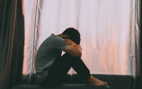 Yêu người đáng tuổi mẹ mình, tôi có nên chia tay không?