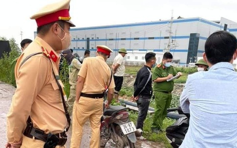 Phát hiện thi thể người đàn ông mặc áo mưa dưới mương nước, xe máy vẫn cắm chìa khoá