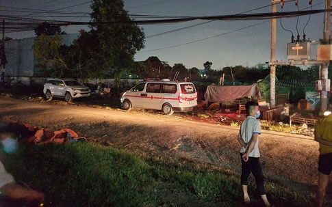 Đi nhặt trái bóng chuyền, phát hiện người đàn ông cởi trần chết trong bụi cỏ