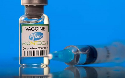 Bộ Y tế nói gì về việc tăng hạn sử dụng 2 lô vaccine Pfizer?