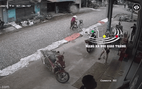 Cụ bà chết thảm dưới gầm máy xúc, khoảnh khắc va chạm đầy thương tâm