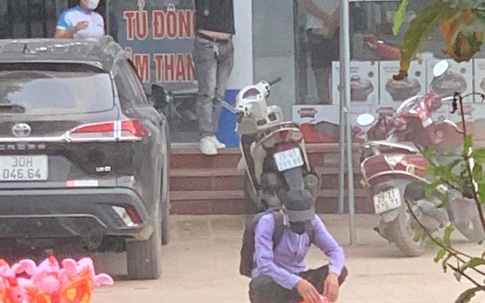 Người đàn ông bán hàng rong bất lực đứng nhìn những chú lợn hơi bị xế hộp đè bẹp, hành động của tài xế gây tranh cãi