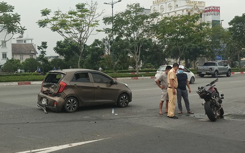 Xe phân khối lớn đâm nát đuôi ô tô trên đại lộ Phạm Văn Đồng