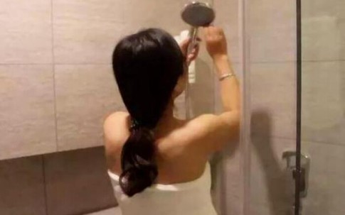 Vợ tắm 6 lần/ngày, chồng đòi ly hôn vì 'hết chịu nổi'
