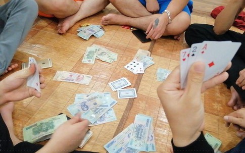 Khởi tố nhóm cán bộ xã đánh bạc giữa mùa dịch