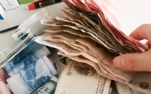 Mẹ tìm thấy hơn 7 triệu trong phòng con trai, nguồn gốc số tiền khiến chị đau lòng tột độ