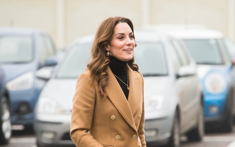 Kiểu áo khoác được Công nương Kate si mê mùa lạnh, sang đến mức Meghan cố gồng cũng chẳng thể bì kịp