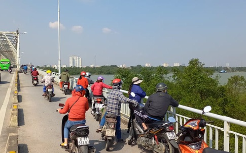 Tìm thấy thi thể người đàn ông nghi nhảy cầu Bến Thủy tự vẫn
