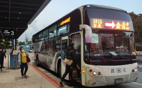 Hành khách tấn công tài xế xe buýt vì không nhắc xuống trạm, hành động của nạn nhân được cộng đồng mạng khen ngợi