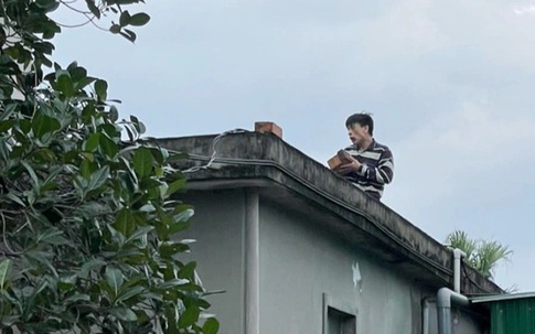 Tài xế leo lên mái nhà la hét khi gặp công an